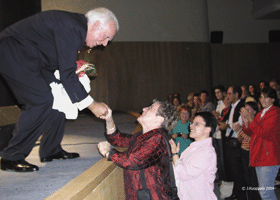 Yhdistyksen edustajat kiitt�v�t Carlos do Carmoa, Azorit, 2004