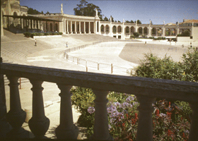 Fátima. Kaupungin p&auml;&auml;elinkeino on pyhiinvaellusteollisuus.