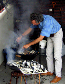 Joao Esteves valmistelee sardiineja