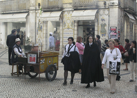 Katukuvaa Set�balissa, opiskelijoita viittoineen